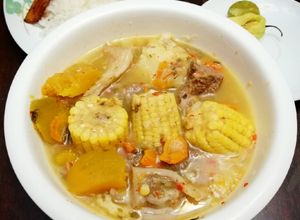 Una foto de Sopón de Hueso de Paleta, Arroz y Tajadas