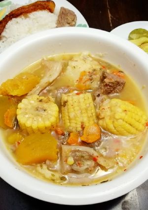 Una foto de Sopón de Hueso de Paleta, Arroz y Tajadas