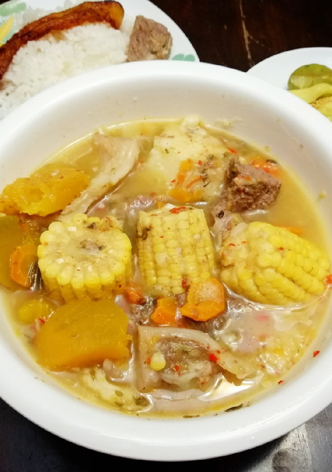 Una foto de Sopón de Hueso de Paleta, Arroz y Tajadas