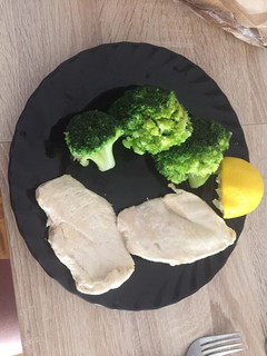 Una foto de Pollo con brócoli y aliño de limón 🍋