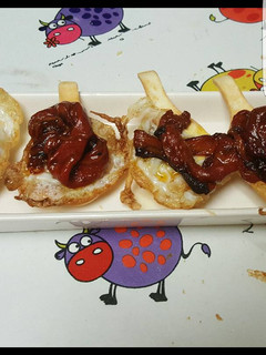 Una foto de Canapé de huevo de perdiz y pimientos