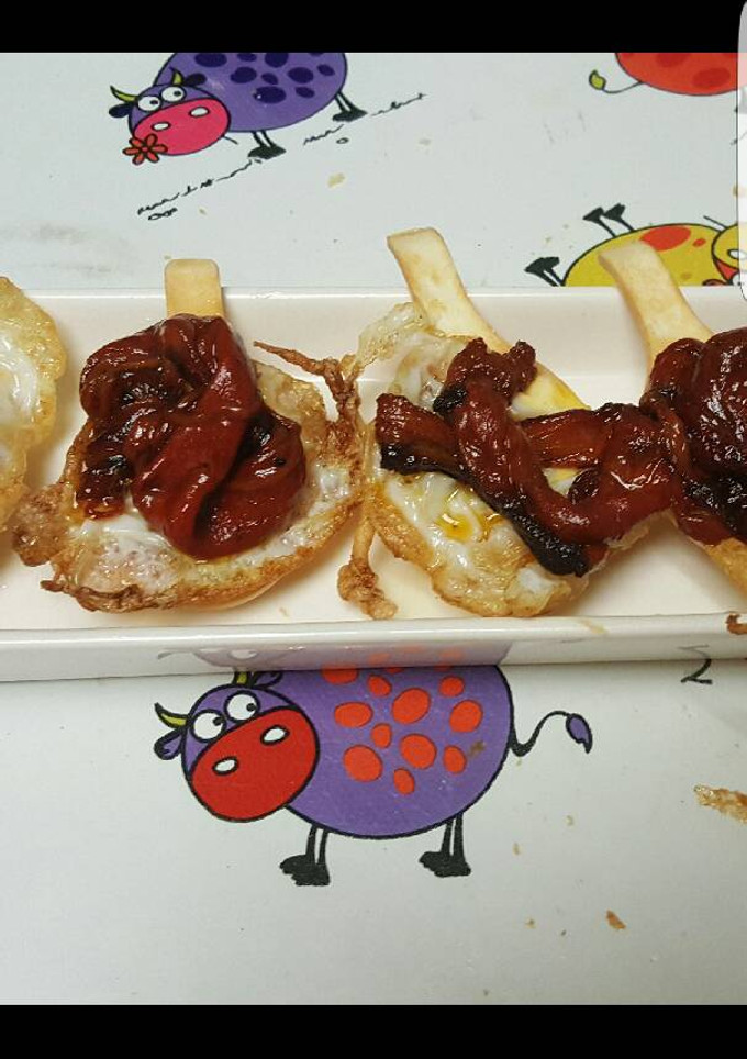 Una foto de Canapé de huevo de perdiz y pimientos