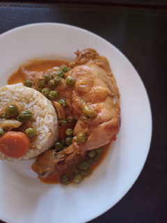 Una foto de Pollo arvejado