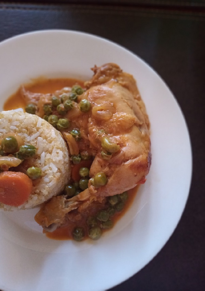 Una foto de Pollo arvejado