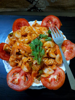 क्रीमी टोमेटो पास्ता (creamy tomato pasta recipe in Hindi) रेसिपी मुख्य फोटो