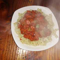 Una foto de Fideos con vienesas