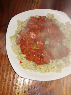 Una foto de Fideos con vienesas