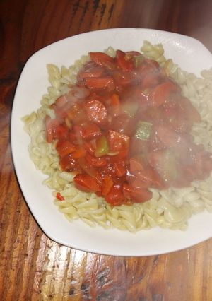 Una foto de Fideos con vienesas