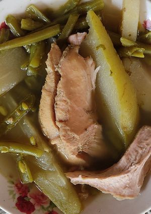 Una foto de Caldo de pollo con verduras