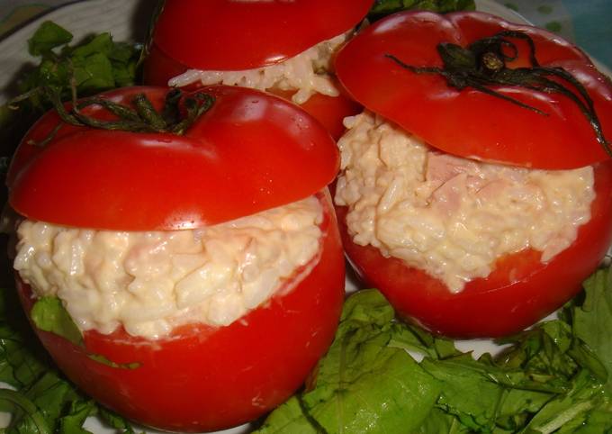 Foto principal de Tomates rellenos con arroz, pickles y atún