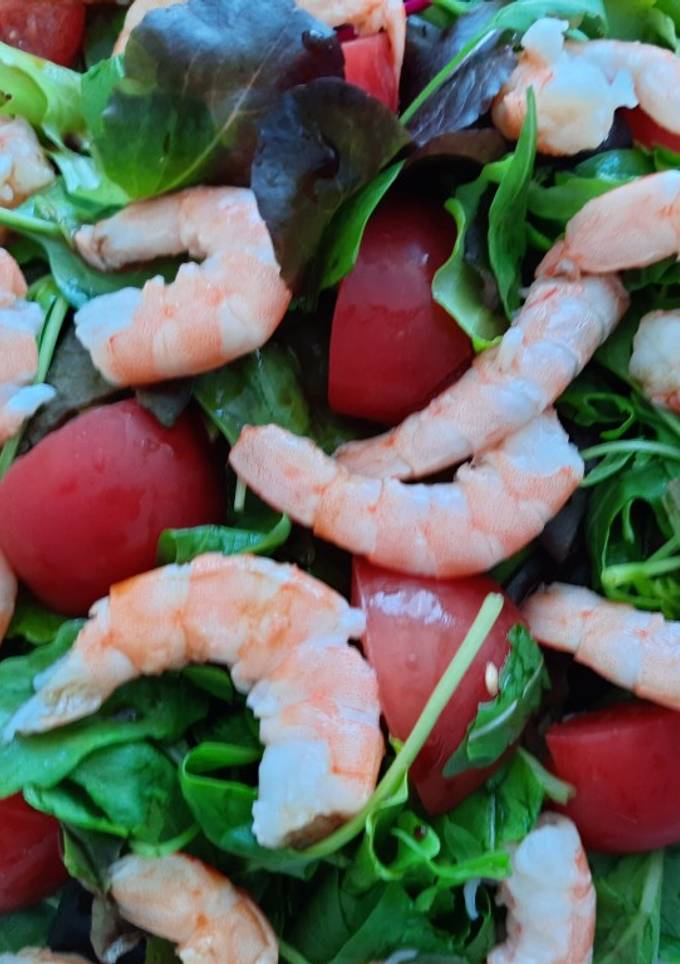 Салат з креветками та овочами