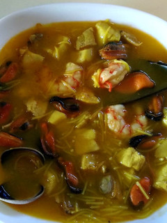 Una foto de Sopa de rape y marisco
