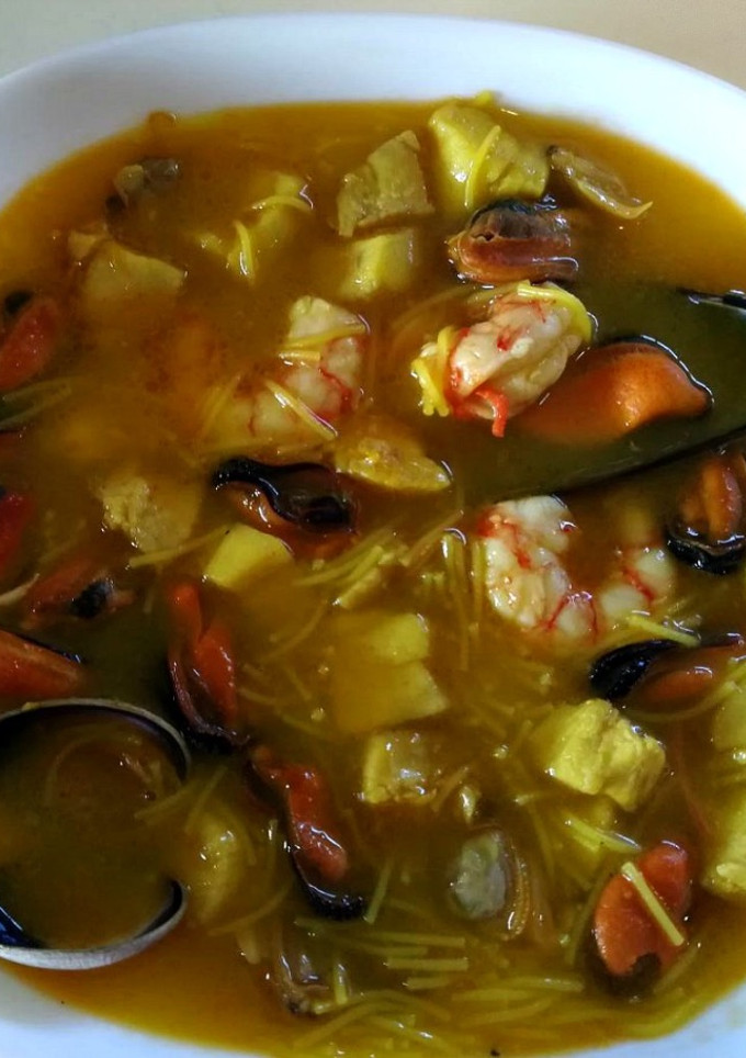 Una foto de Sopa de rape y marisco