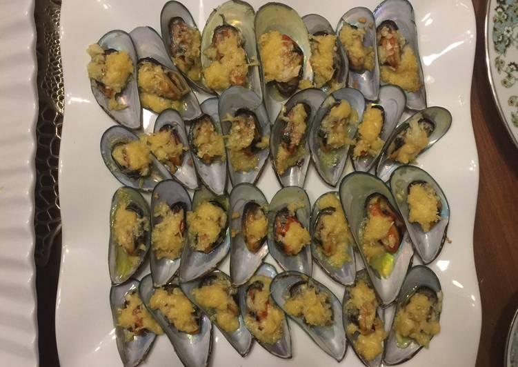 Simple Way to Prepare Any-night-of-the-week Easy and Simple: Baked Mussels (Tahong) with Garlic and Cheese