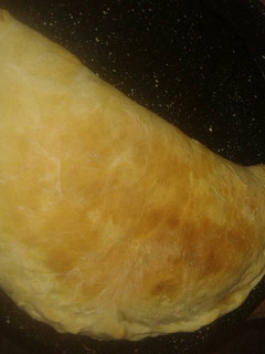 Una foto de Calzone capresse con jamón
