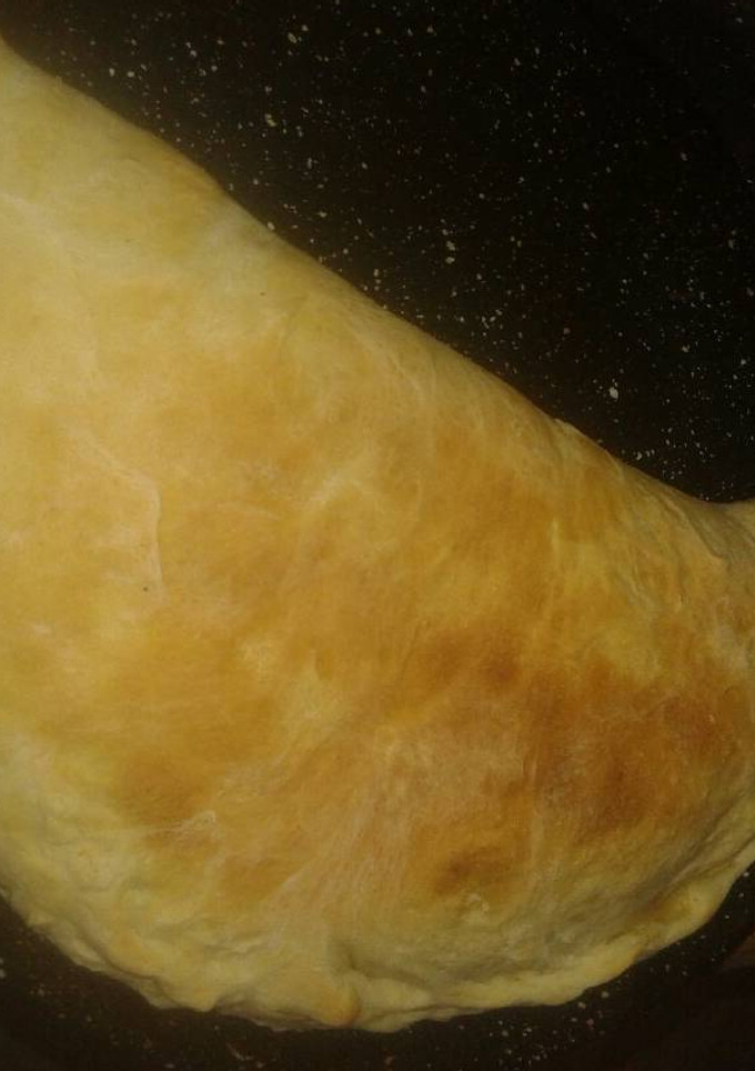 Una foto de Calzone capresse con jamón