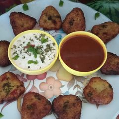 A picture of Tasty yummy potato fried triangle with masala curd and redchutney.