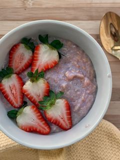 Una foto de Avena de fresa con claras