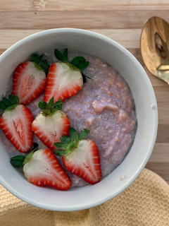 Una foto de Avena de fresa con claras