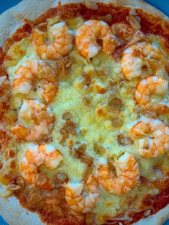 Una foto de Pizza de langostinos al ajillo