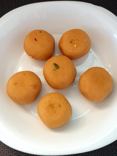 માવા ના પેંડા (Mava Peda Recipe In Gujarati) રેસીપી મુખ્ય ફોટો