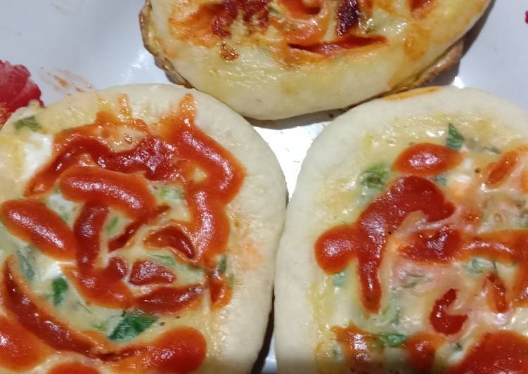 Bagaimana Menyiapkan Pizza mini teflon toping telur saja plus sambal ekstra pedas Jadi, Enak