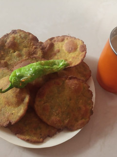 ધઉં બાજરા ની કડક પૂરી (Wheat Bajra Kadak Poori Recipe In Gujarati) રેસીપી મુખ્ય ફોટો