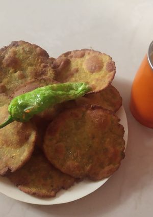 ધઉં બાજરા ની કડક પૂરી (Wheat Bajra Kadak Poori Recipe In Gujarati) રેસીપી મુખ્ય ફોટો