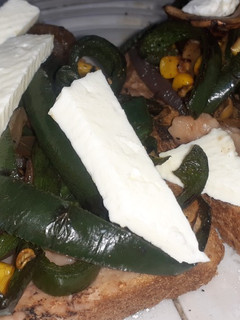 Una foto de Molletes poblanos. 🍞