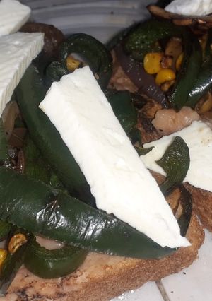 Una foto de Molletes poblanos. 🍞