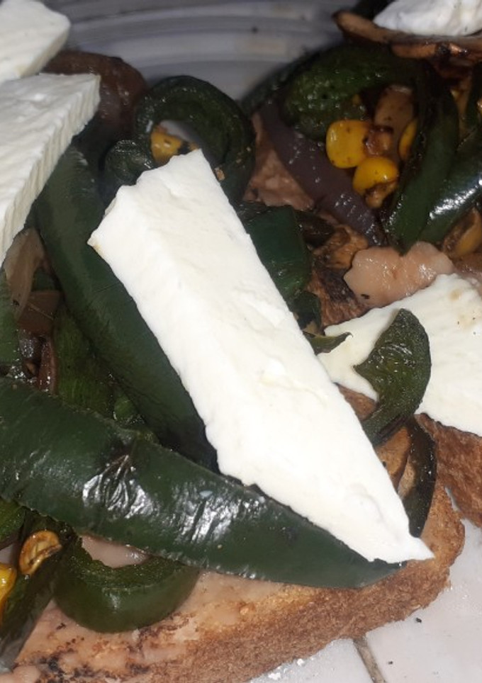 Una foto de Molletes poblanos. 🍞