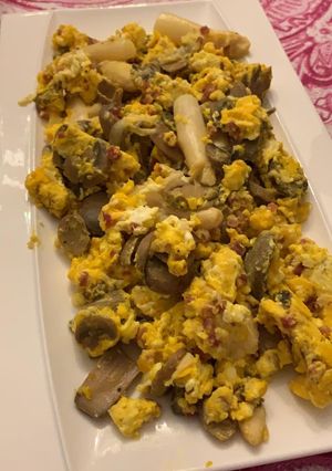 Una foto de Revuelto con espárragos, champiñones y jamón