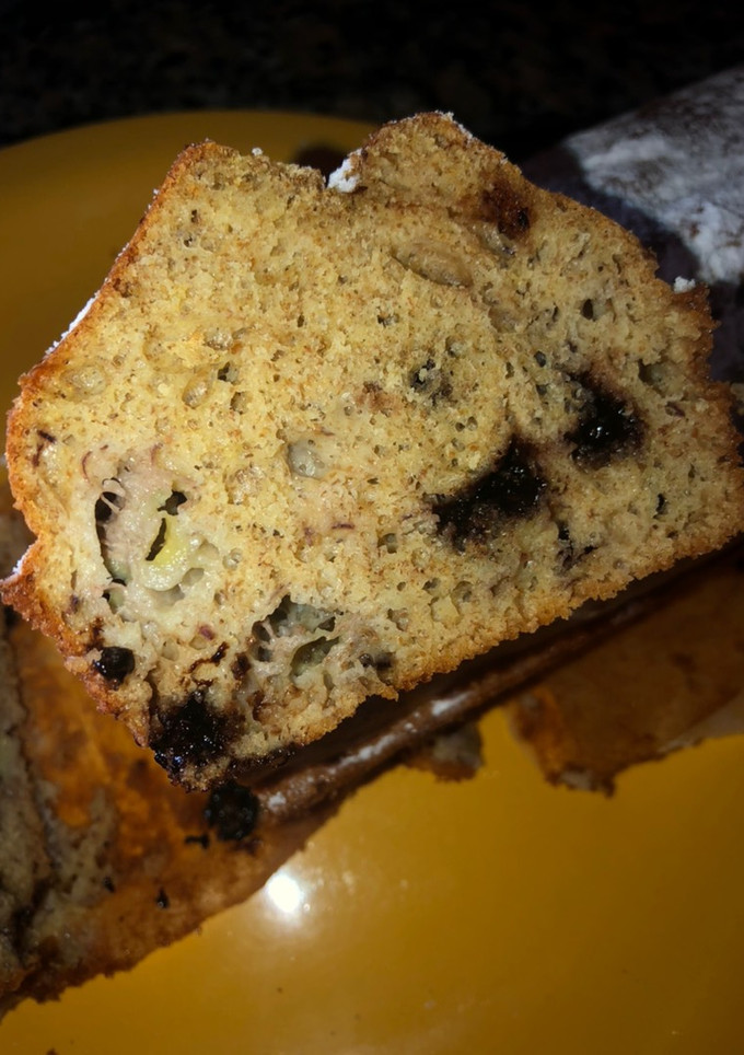 Una foto de Budín de banana con yogurt y chispas de chocolate 🍫
