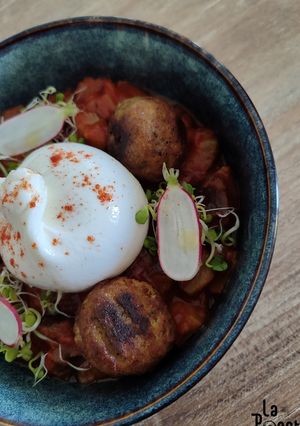 Une photo de Ratatouille froide, falafels et burratina