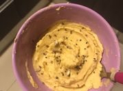 Una foto de hummus de garbanzo en lata