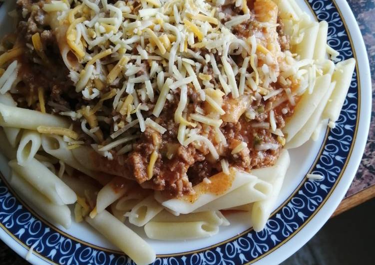 Macarrones con ternera picada(molida) y queso rallado