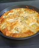 Quiche sin masa cremosa con salmón ahumado y verduras hecha en una sartén