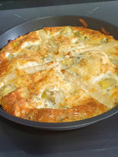 Una foto de Quiche sin masa cremosa con salmón ahumado y verduras hecha en una sartén