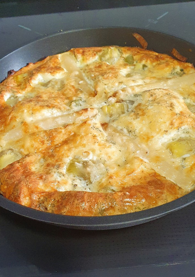 Una foto de Quiche sin masa cremosa con salmón ahumado y verduras hecha en una sartén