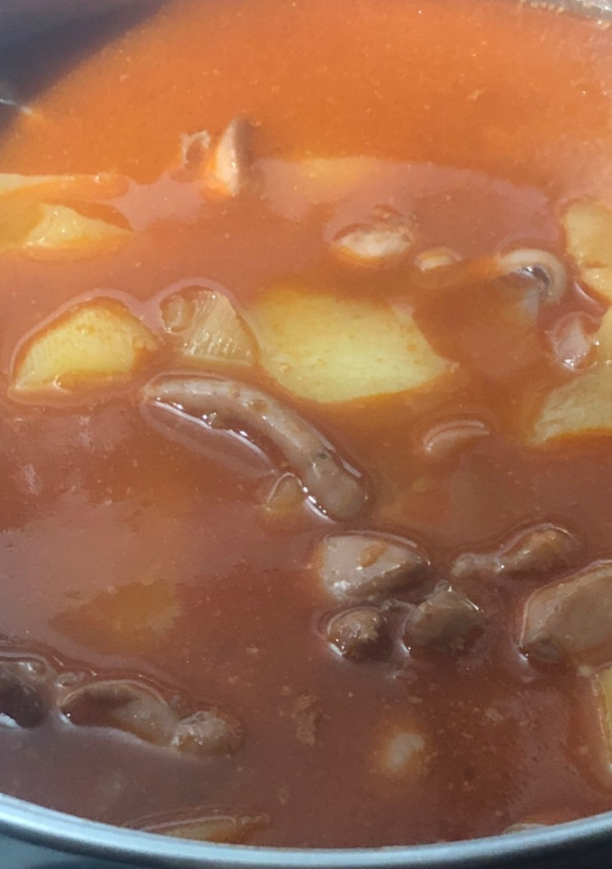 Una foto de Sepia con patatas