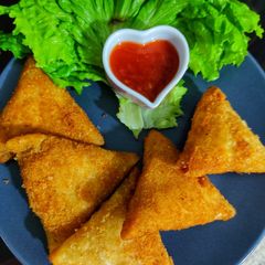 A picture of White sauce samosas.