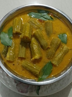 தலைப்பு : முருங்கைக்காய் பொரிச்ச குழம்பு(drumstick curry recipe in tamil) செய்முறை முக்கிய புகைப்படம்