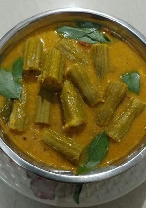 தலைப்பு : முருங்கைக்காய் பொரிச்ச குழம்பு(drumstick curry recipe in tamil) செய்முறை முக்கிய புகைப்படம்