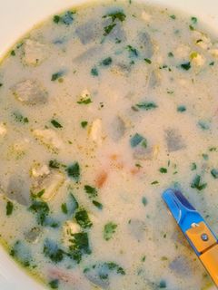 Tejszínes karalábéleves vajgaluskával recept fotója