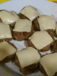 Una foto de Mini hamburguesas caseras sin gluten con queso