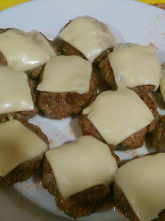 Una foto de Mini hamburguesas caseras sin gluten con queso