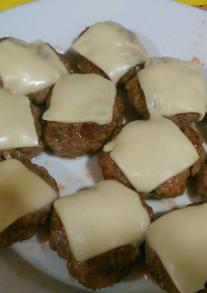 Una foto de Mini hamburguesas caseras sin gluten con queso