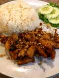ไก่ทอดกระเทียมราดหน้าข้าว
