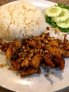 รูปของ ไก่ทอดกระเทียมราดหน้าข้าว