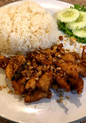รูปของ ไก่ทอดกระเทียมราดหน้าข้าว